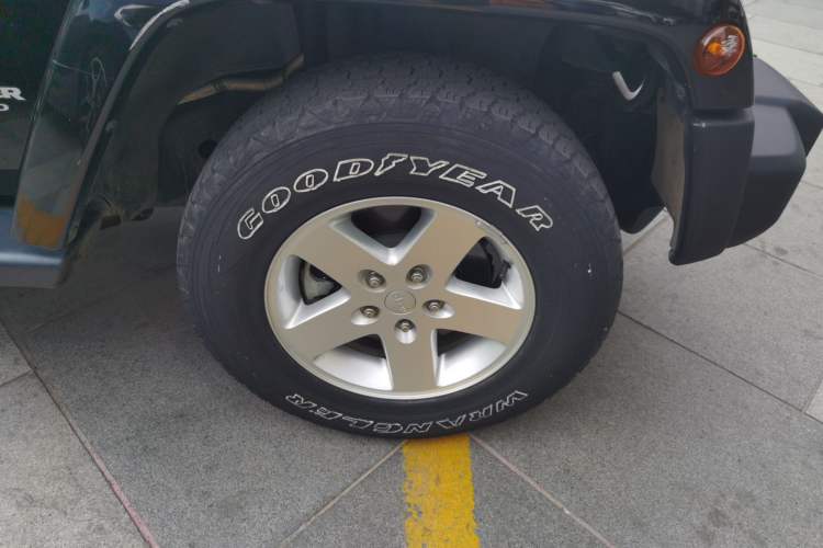 Used Jeep Wrangler 2015 2.8TD Sahara Four-Door Comfort Edition Right Front Wheel Hub