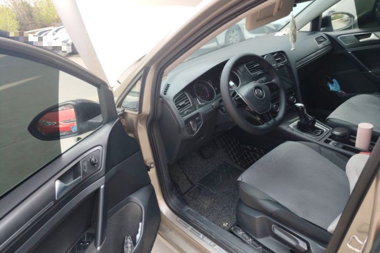 Used Volkswagen Golf 2017 1.6L Automatic Comfort Million-Vehicle Anniversary Edition Driver Seat