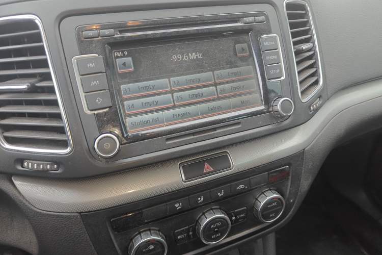 Used Volkswagen Sharan 2013 1.8TSI Standard Model Euro IV Audio And AC Panel