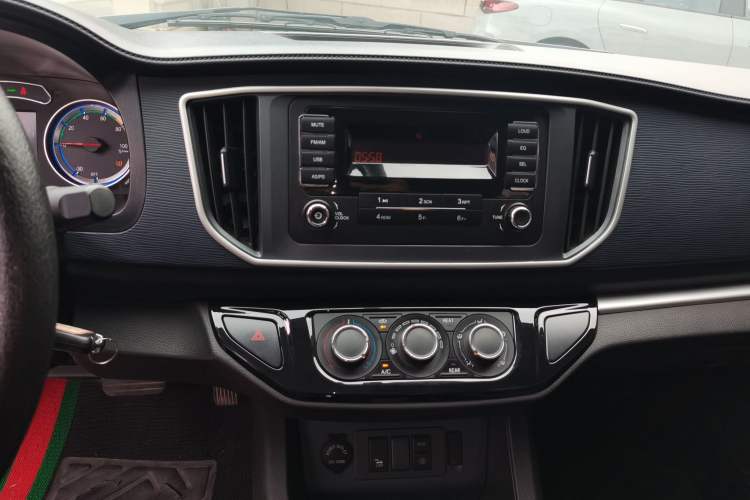 Used FORTHING Lingzhi M5 2022 Standard Version Base Model 7 Seats Audio And AC Panel