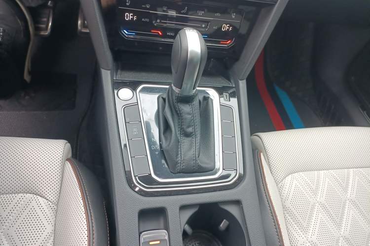 Used Volkswagen Magotan 2023 2 Million Units Commemorative Edition 330TSI DSG Luxury Version Gear Lever