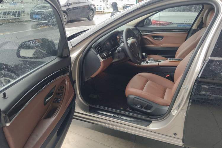 Used BMW 5 Series 2014 528Li Leading Model

