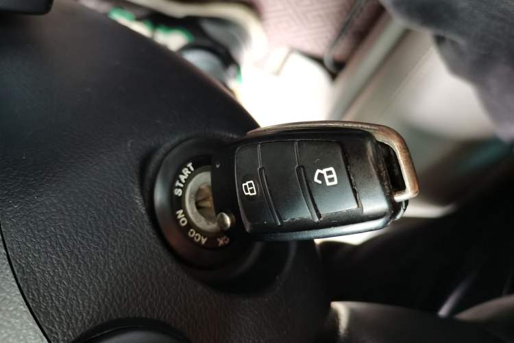 Used JAC Refine M5 2013 2.0T Gasoline Automatic Business Edition
