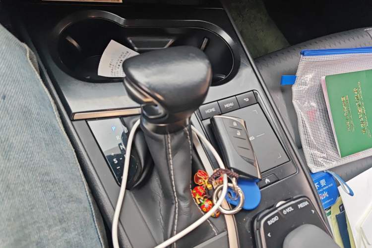 Used Lexus UX 2020 260h Explore-Cool Edition Gear Lever