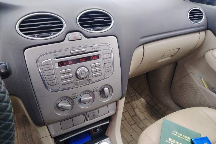 Used Ford Focus 2013 Sedan Classic 1.8L Manual Base Model Audio And AC Panel