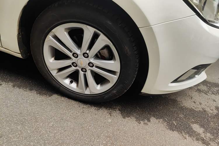 Used Chevrolet Cruze 2015 1.5L Automatic Luxury Edition Right Front Wheel Hub