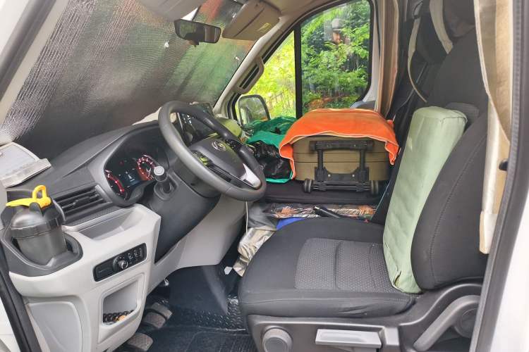 Used SAIC MAXUS Xintu V90 2022 2.0T Manual Zhiyun King Rear-Drive Short Wheelbase Mid-Roof Design with Single Rear Tire and 6 Seats Left Front Seat