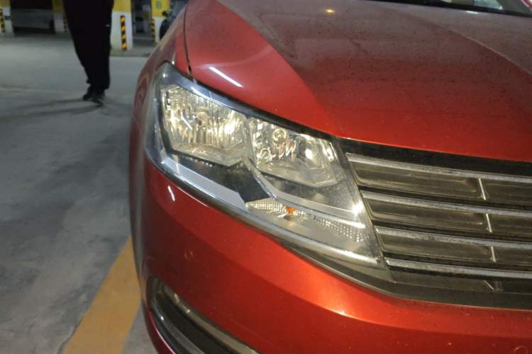 Used Volkswagen Lavida 2015 1.6L Automatic Luxury Edition Right Front Headlight