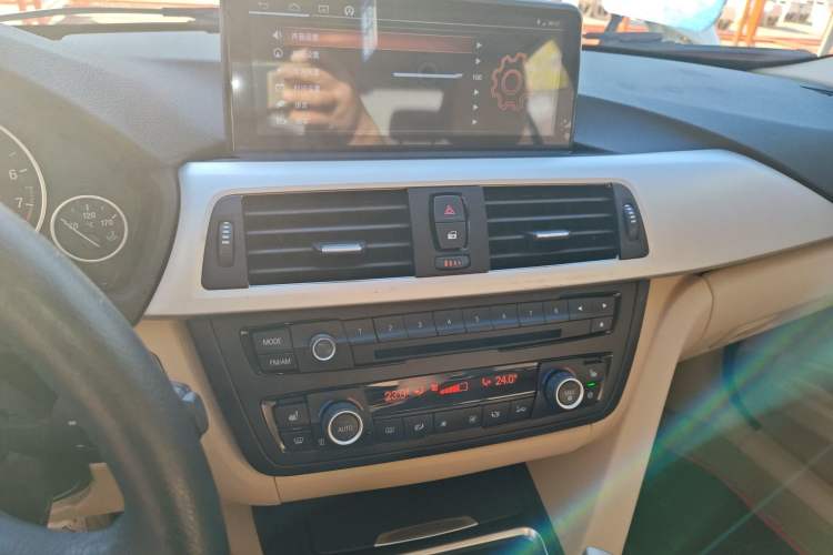 Used BMW 3 Series 2013 320i Sport Edition Audio And AC Panel