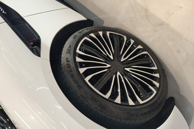 Used Avatr 12 2025 Year Updated Ultra Extended-Range Version Left Front Wheel Hub