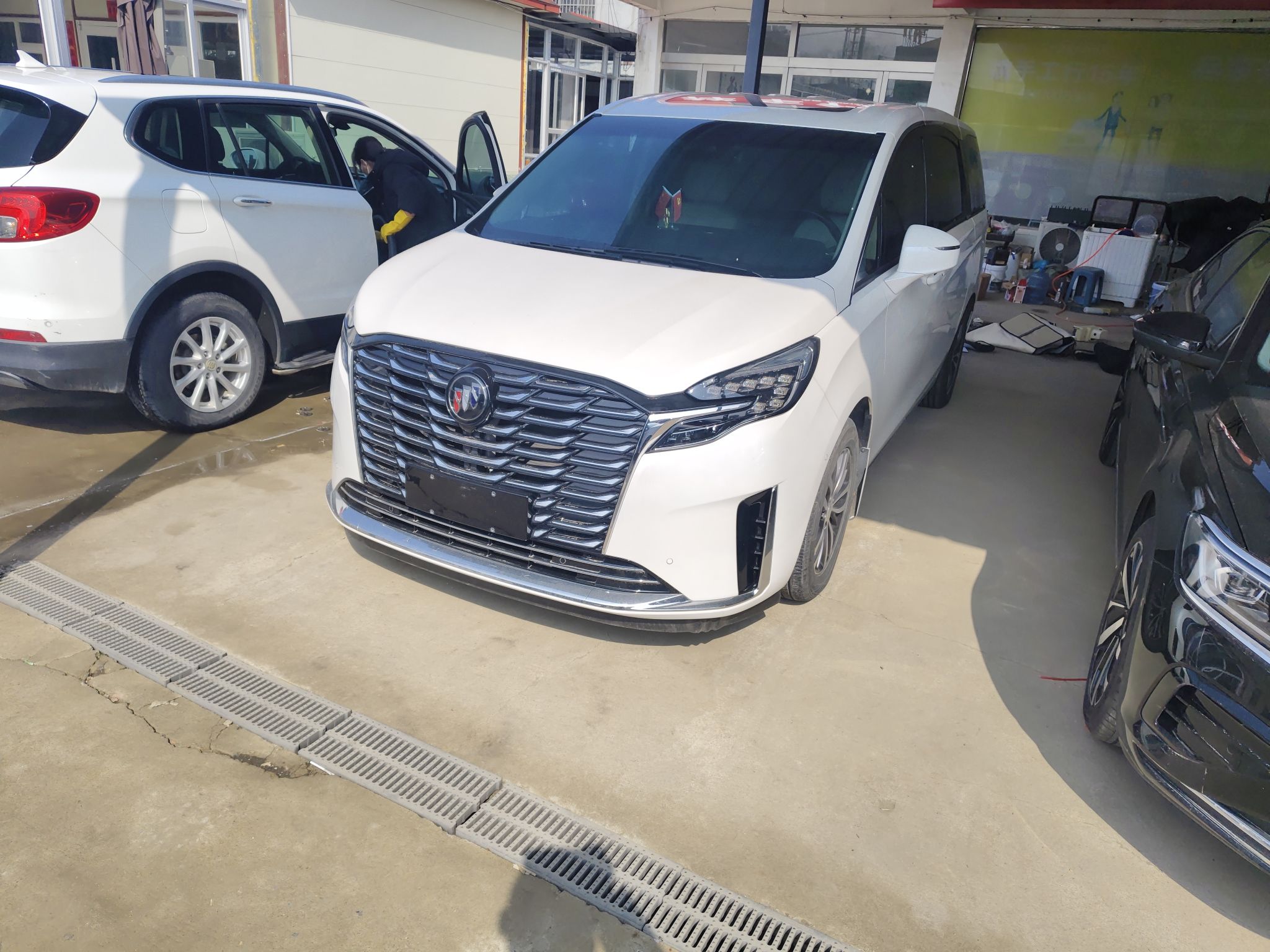 Под передней частью автомобиля