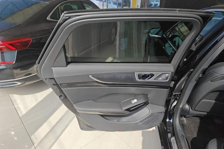 Used Hongqi H9 2025 Model Facelifted 2.0T Two-Wheel Drive Flag-Style Luxury Business Edition, 5 Seats