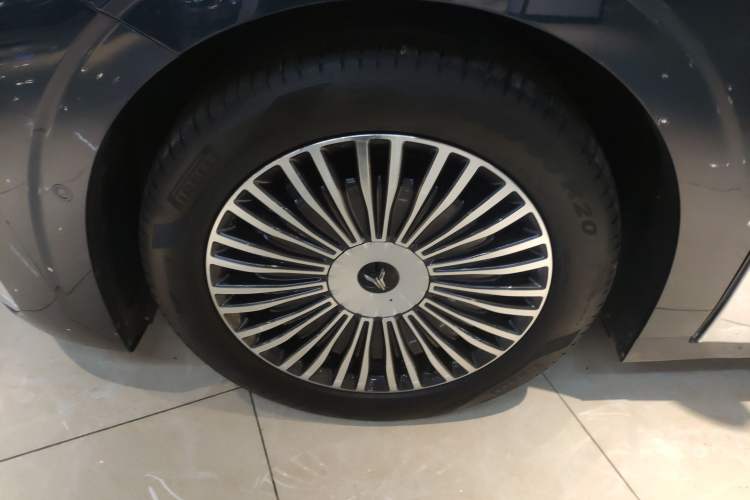 Used VOYAH Dream 2025 PHEV Four-Wheel-Drive Flagship Kunpeng Edition Left Front Wheel Hub