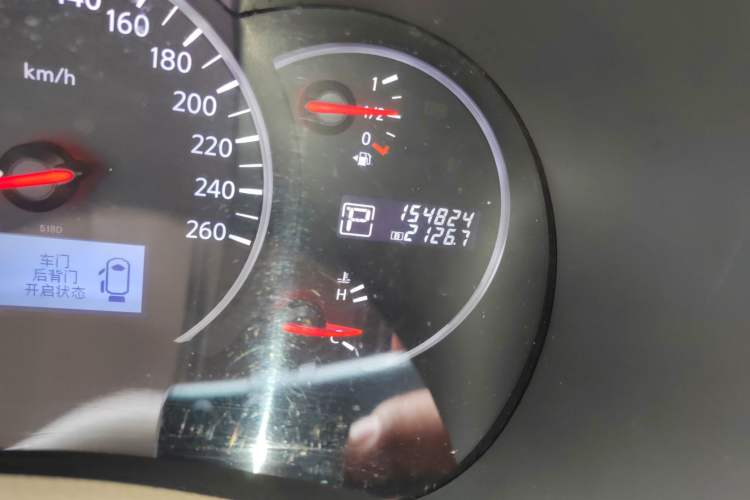 Used Nissan Quest 2015 3.5L SL Odometer Close Up