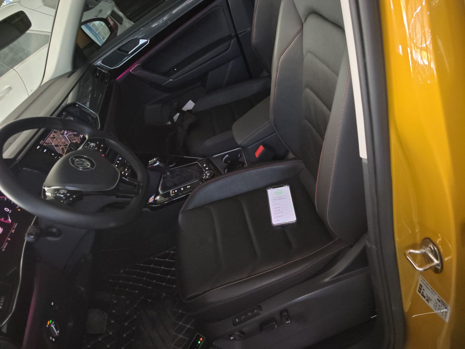 المقاعد الأمامية داخل السيارة