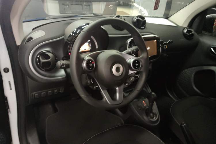 Used smart fortwo 2019 0.9T 66kW Hardtop Engine Version China VI Emission Standard
