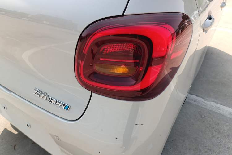 Used Wuling Hongguang MINIEV 2025 Four-Door Version Advanced Edition Right Rear Taillight