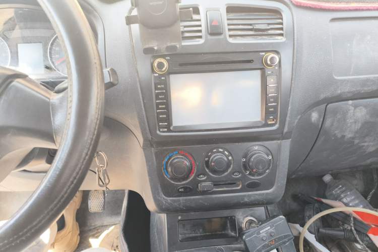 Used Dongfeng Fengon 330 2014 1.5L Manual Utility Version DK15 Audio And AC Panel