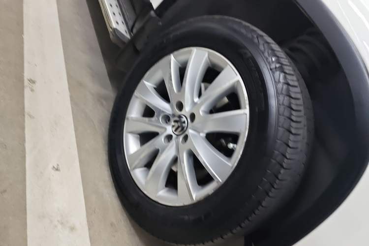 Used Volkswagen Tiguan 2015 1.8TSI Automatic Two-Wheel Drive Luxury Model Right Front Wheel Hub
