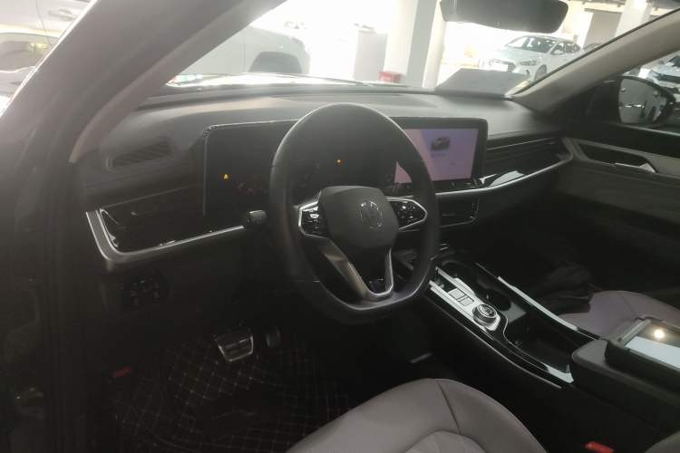 Used Volkswagen Tavendor 2024 380TSI All-Wheel Drive R-Line Cruise Edition Center Console