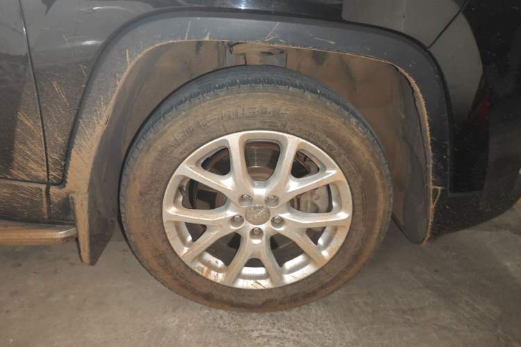 Used Jeep Cherokee 2017 2.0L Superior Edition Right Front Wheel Hub