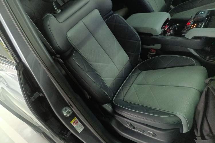 Used Formula Leopard Leopard 5 2023 Navigator Edition
