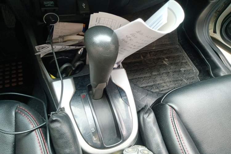 Used Honda Fit 2014 1.5L SE CVT Fashion Model Gear Lever