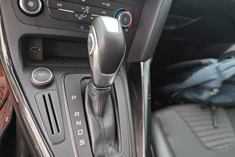 Used Ford Focus 2018 Hatchback Classic 1.6L Automatic Trendy SmartDrive Edition Gear Lever