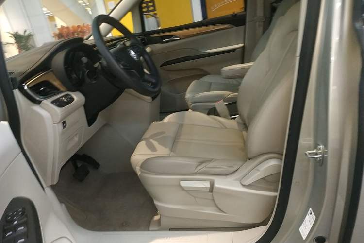 Used Buick GL8 2017 ES 28T Comfort Model China V Standard
