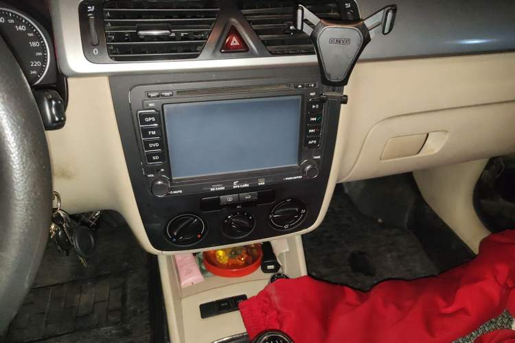 Used Volkswagen Bora 2011 1.6L Manual Fashion Edition Audio And AC Panel