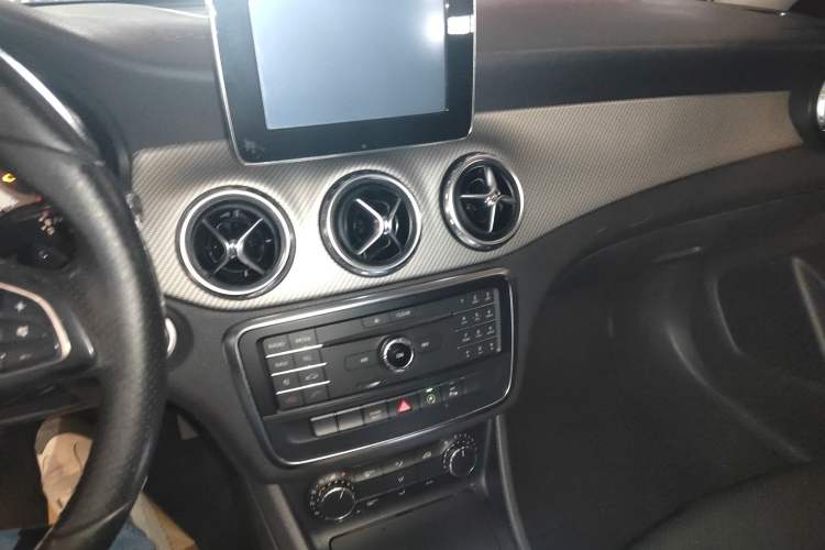 Used Mercedes-Benz GLA 2016 GLA 200 Sport Edition Audio And AC Panel