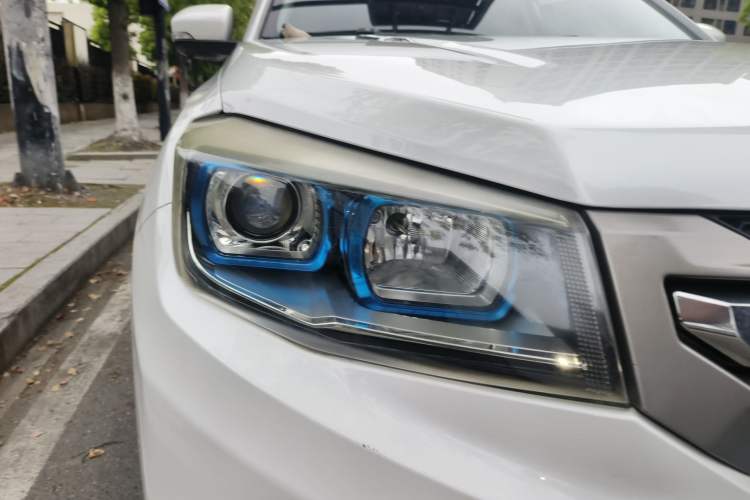 Used CHANGAN CS75 2017 Shangku Edition 1.5T Manual ZhiXiang Model Right Front Headlight