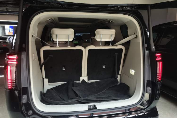 Used Volvo EM90 2025 Ultra Six-Seater Trunk