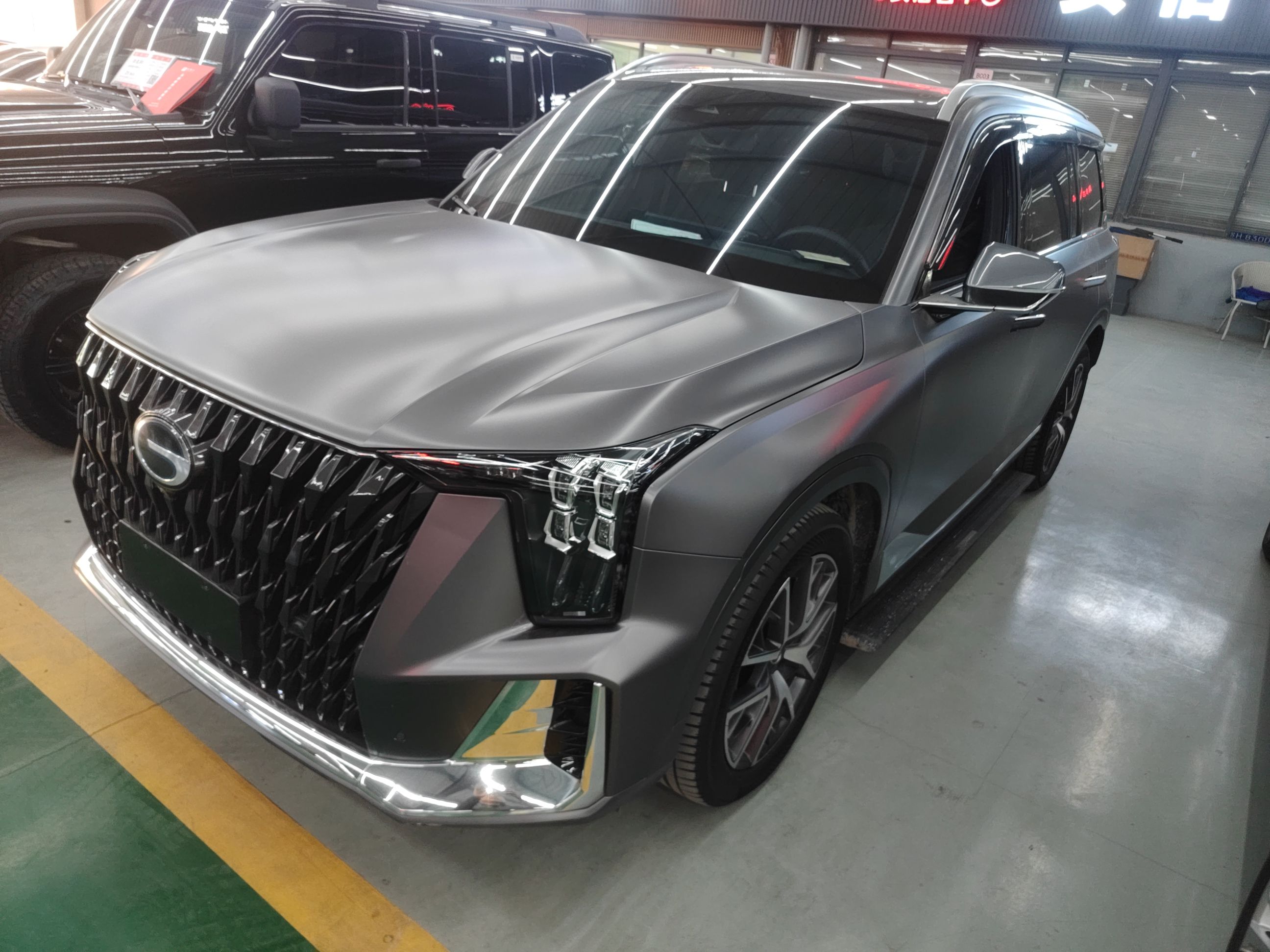 تحت مقدمة السيارة