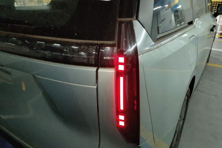 Used SAIC MAXUS Dajia 7 2024 Revised Version Super Hybrid Long-Range Edition Enjoyment Version Right Rear Taillight