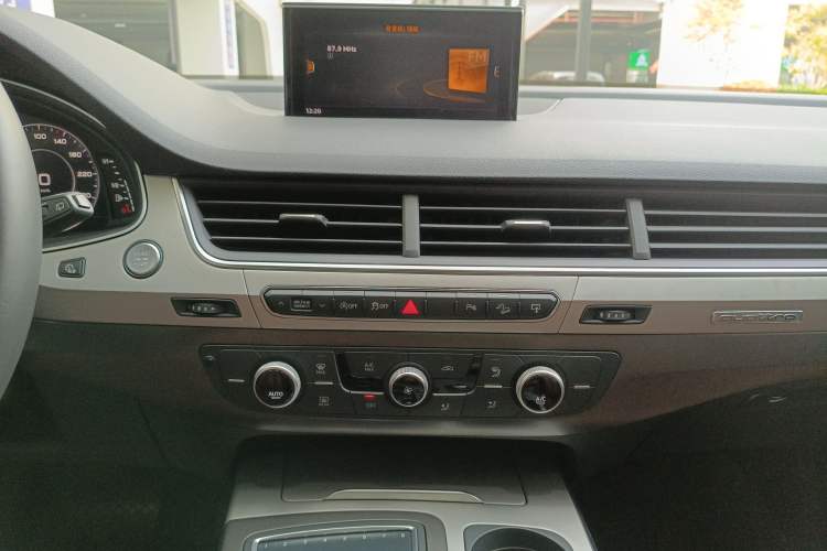 Used Audi Q7 2016 45 TFSI Technology Edition Audio And AC Panel