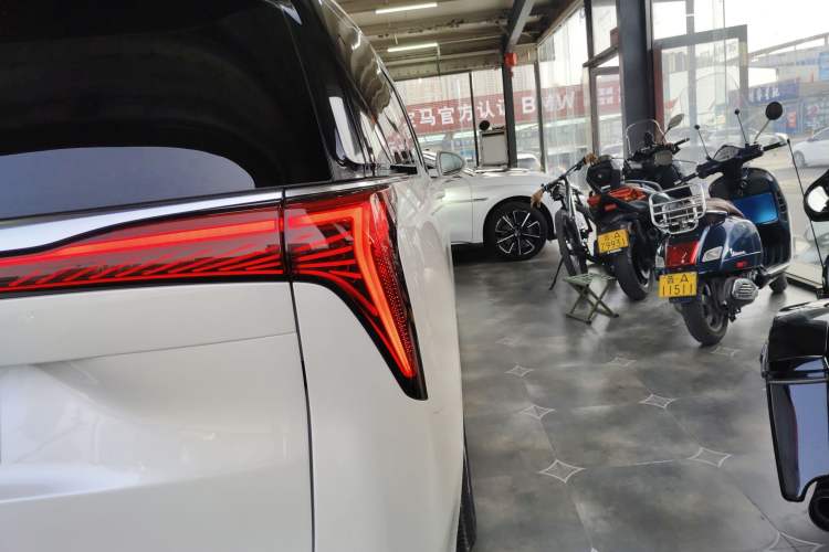 Used Buick Century 2023 2.0T Seven-Seater Yinshi Edition Right Rear Taillight