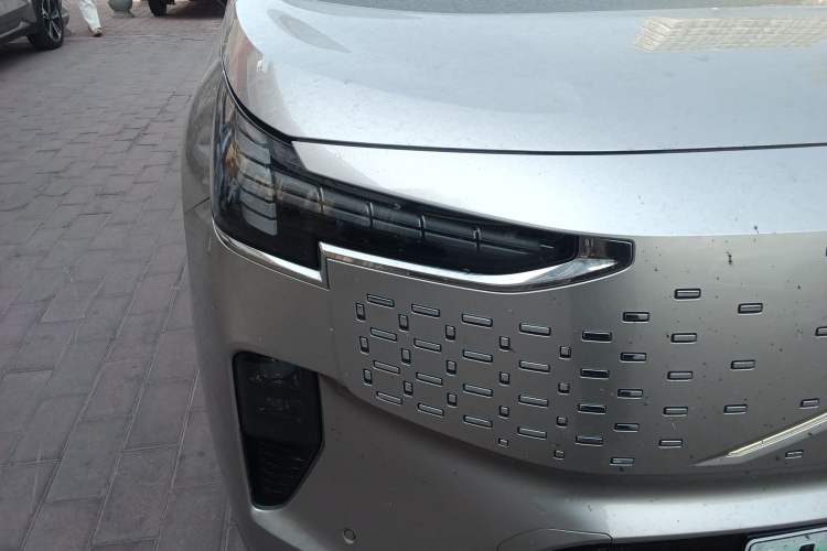 Used Volvo EM90 2025 Ultra Six-Seater Right Front Headlight