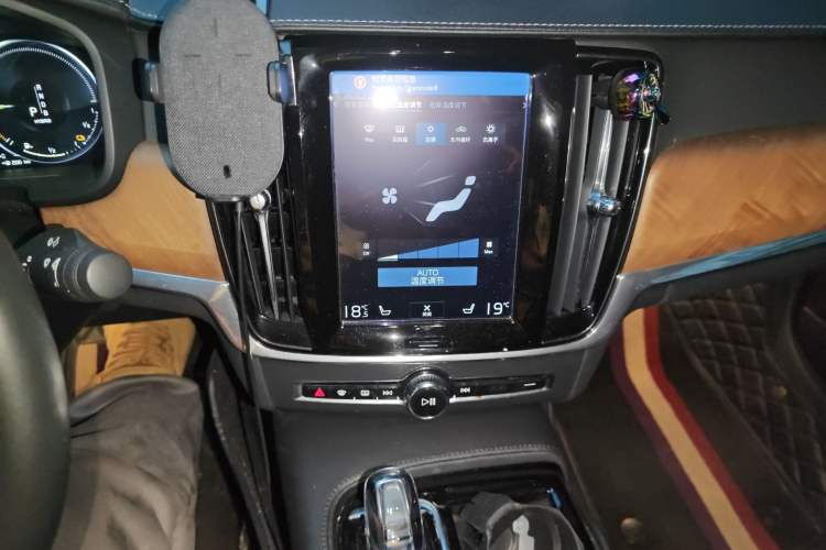 Used Volvo S90 New Energy 2019 T8 e-Drive Hybrid Intelligent Luxury Version China VI Standard
