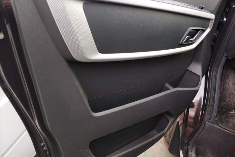 Used Dongfeng Yufeng Yufeng 2023 V9+ 2.0T Automatic Front-Wheel-Drive Short Wheelbase Mid-Roof Design—5/6-Seater
