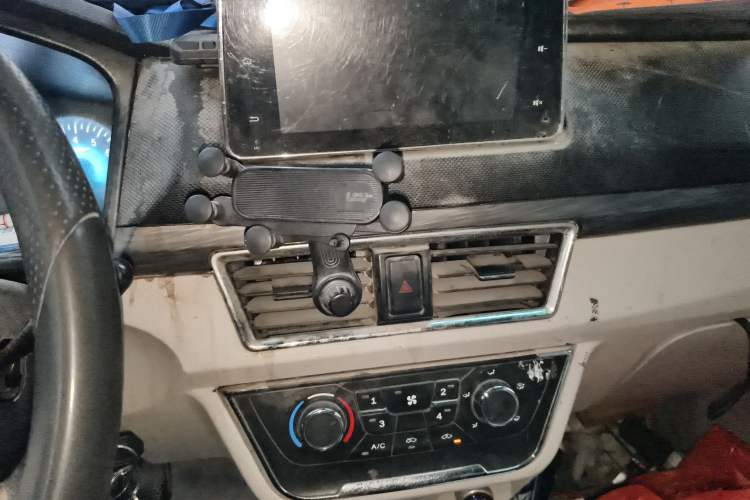 Used Jinbei New Hiace S 2023 1.5L Wealth Edition Passenger Van 5/6/7-Seater Non-Air-Conditioned Version SWC15M Audio And AC Panel