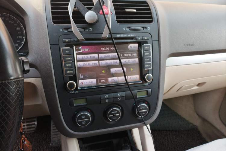 Used Volkswagen Sagitar 2010 1.4 TSI Automatic Tech Edition Audio And AC Panel