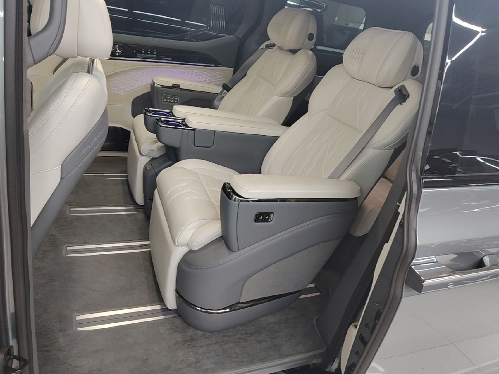 Zeekr 009 2024 Six-Seat Executive Version 4WD 108 kWh — снимка 20