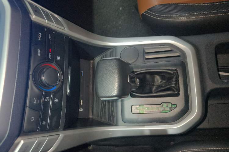 Used SAIC MAXUS T70 2021 2.0T Diesel Automatic Two-Wheel Drive Elite Version with Long Bed and High Ground Clearance