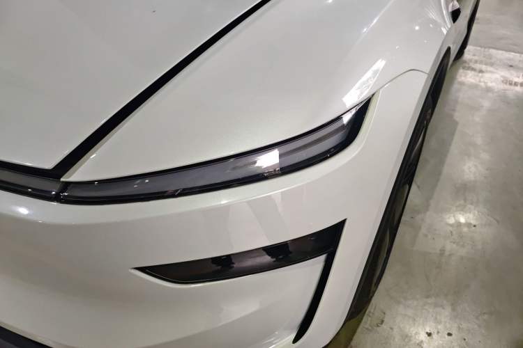 Used Tesla Model Y 2025 Long-Range All-Wheel-Drive Version