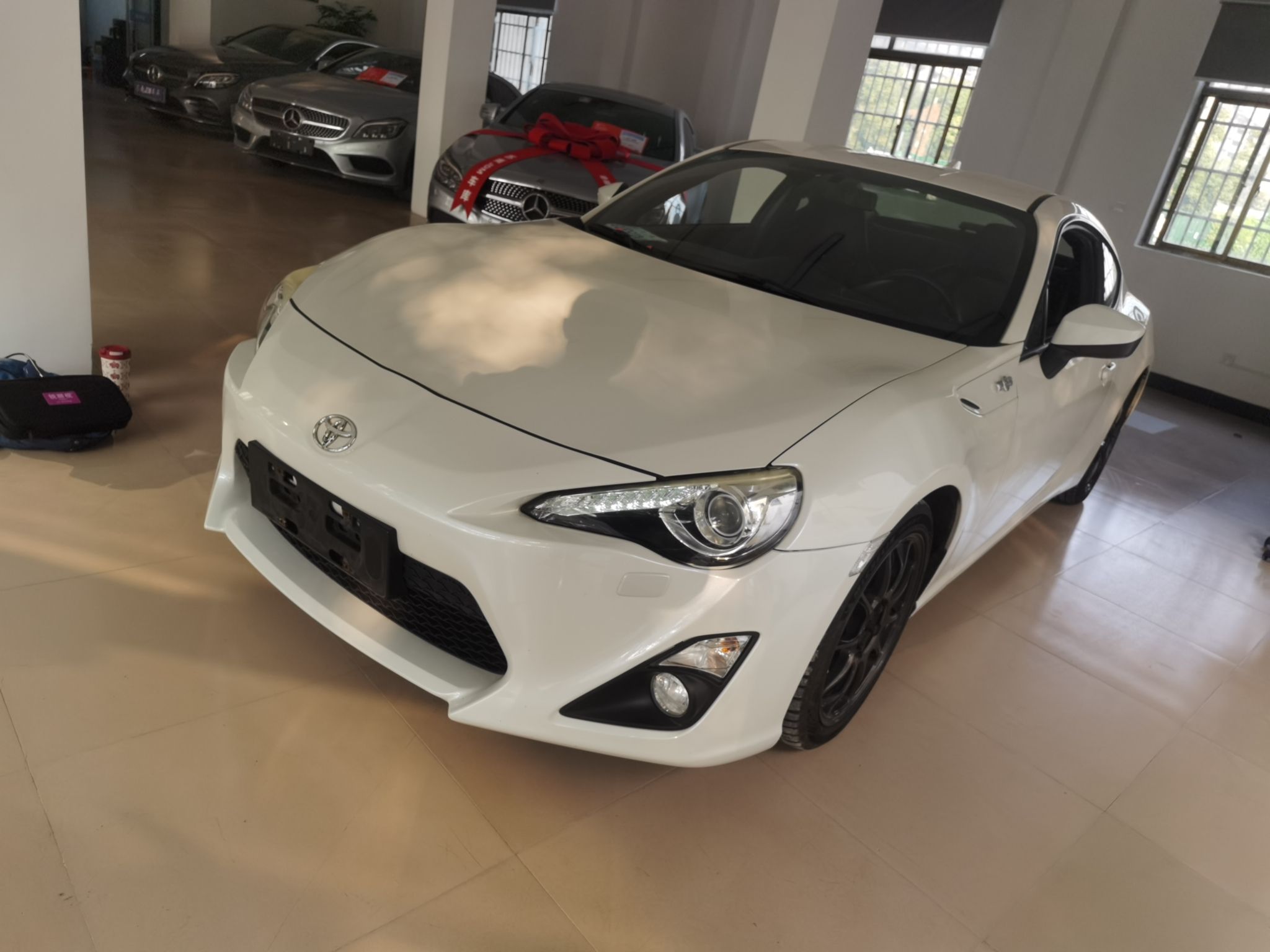 تحت مقدمة السيارة