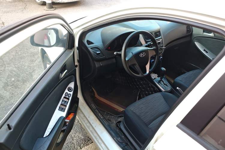 Used Hyundai Verna Ray 2016 1.4L Automatic Leading-Edge GLX
