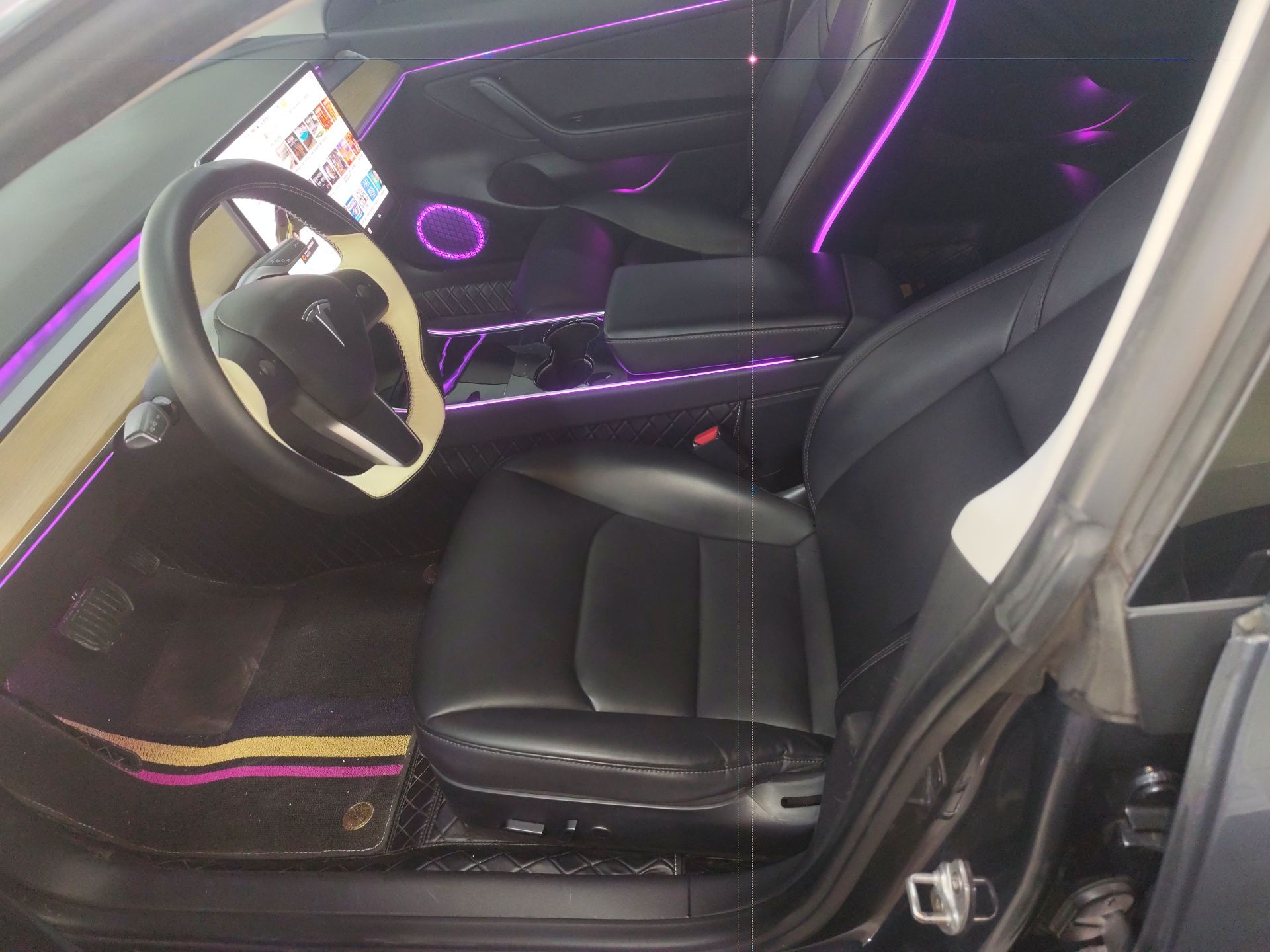 المقاعد الأمامية داخل السيارة