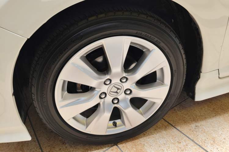 Used Honda Jade 2013 1.8L automatic Comfort version 5 seats Left Front Wheel Hub