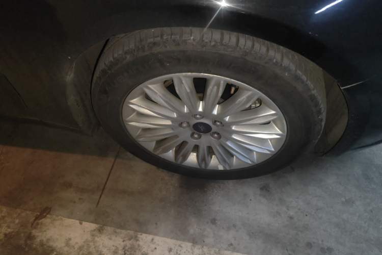 Used Ford Mondeo 2013 2.0L GTDi 200 Fashion Edition Right Front Wheel Hub